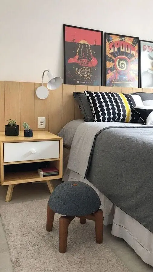 quarto jovem decorado com luminária de cabeceira para leitura Foto Pinterest