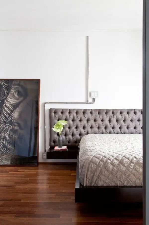 quarto minimalista decorado com cabeceira capitonê cinza Foto Pinterest