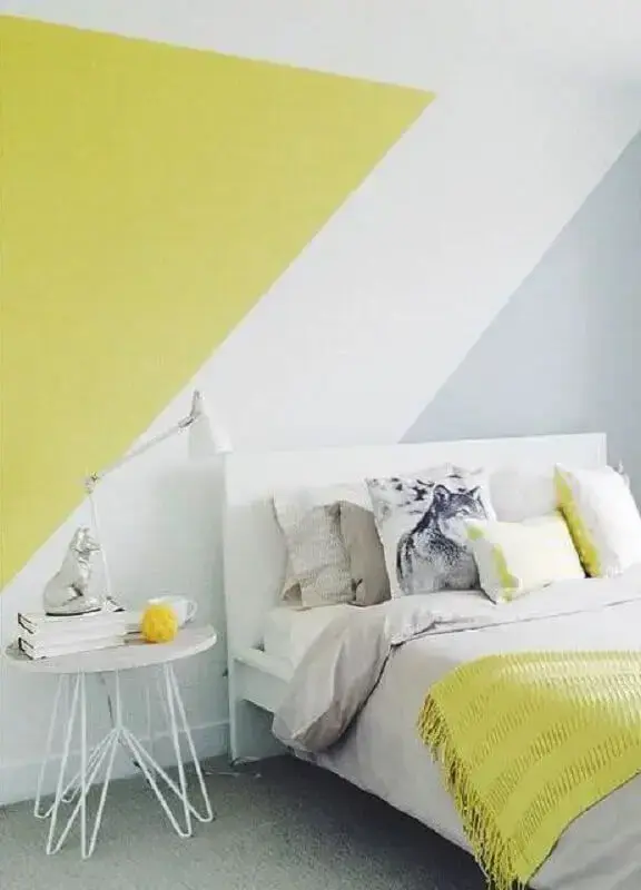 quarto minimalista decorado com pintura de parede geométrica amarela branca e cinza 