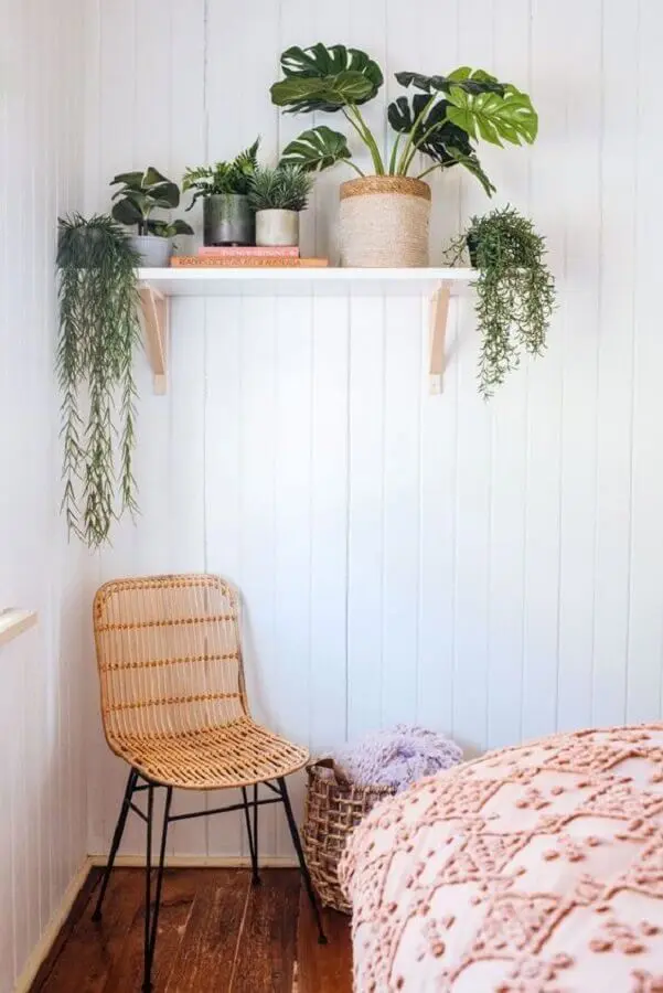 quarto simples decorado com prateleira para vasos de plantas Foto Terrários & Suculentas