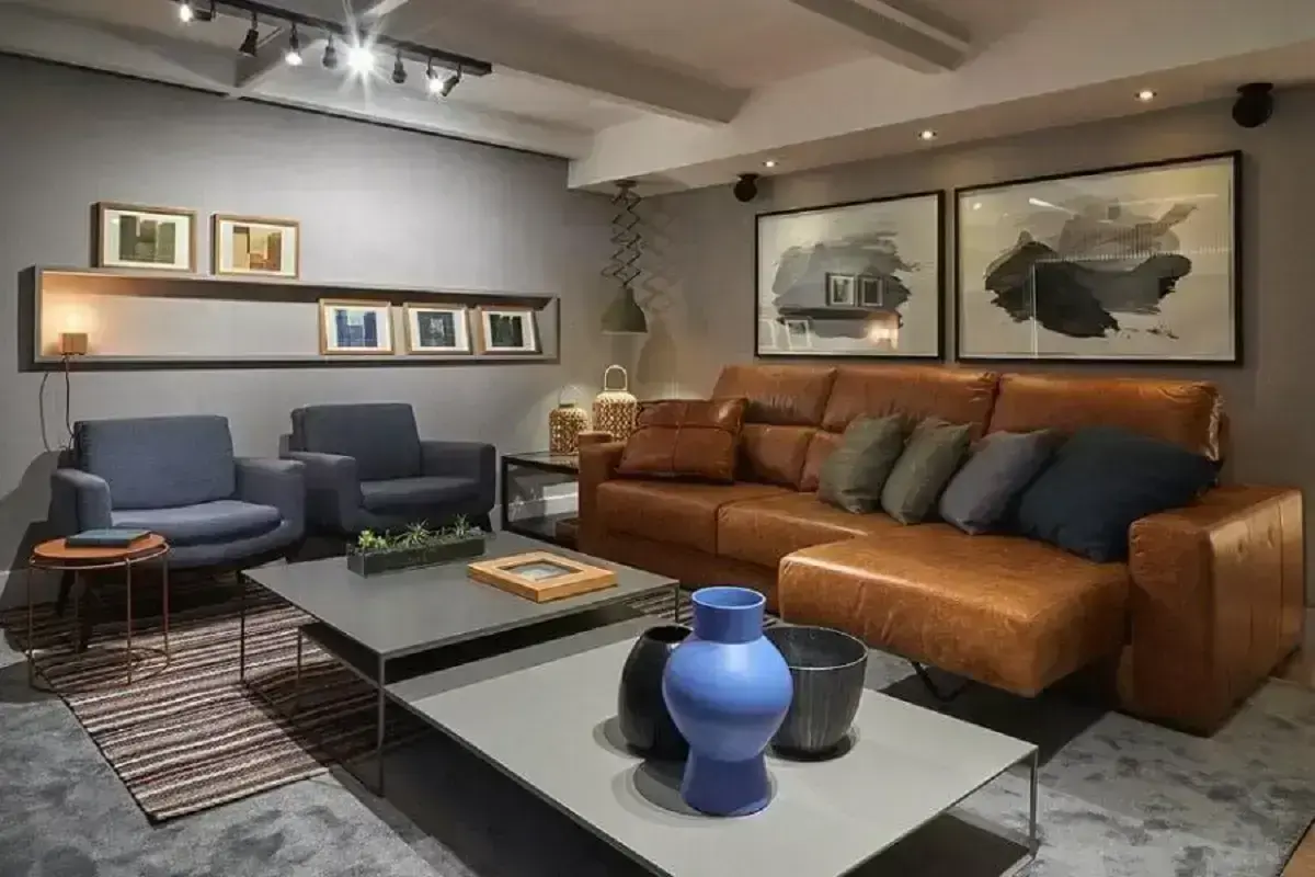 sala cinza moderna decorada com sofá retrátil 3 lugares marrom de couro Foto Líder Interiores