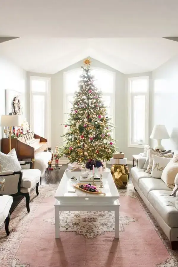 sala clean decorada com sofá branco e árvore de natal grande Foto Elliven Studio