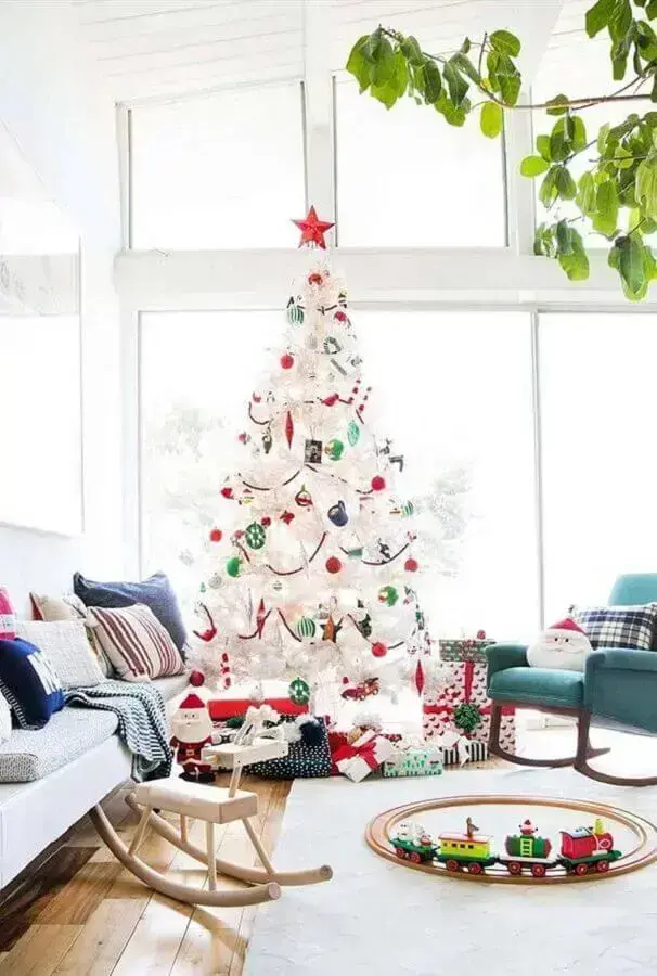 sala clean decorada com árvore de Natal branca grande com enfeites coloridos Foto Fresh IDEEN