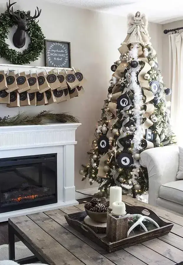 sala de estar decorada com árvore de natal grande com anjo na ponta Foto Pinterest