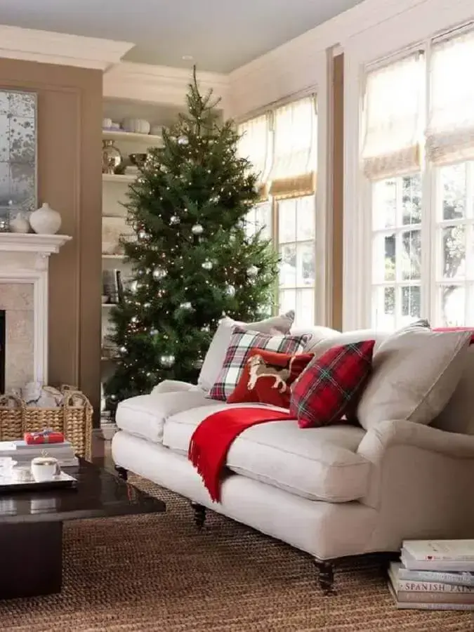 sala de estar decorada com árvore de natal grande com bolas prata Foto Pinterest