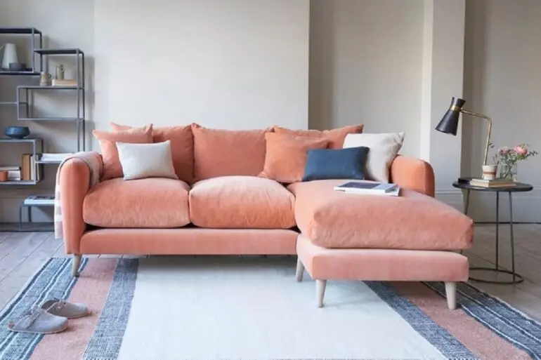 sala de estar simples decorada com sofá com chaise 3 lugares Foto Dicas Decor