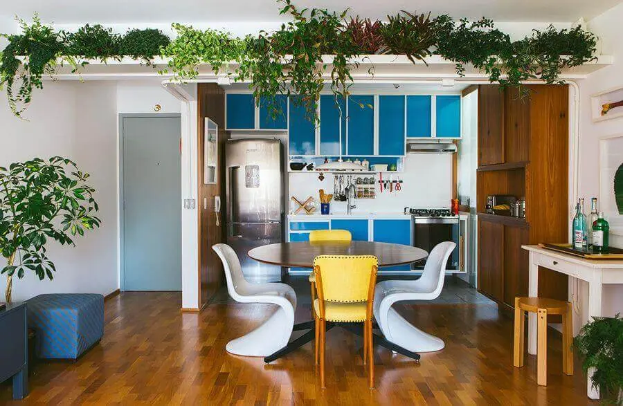 sala de jantar integrada com cozinha decorada com prateleira para plantas Foto Histórias de Casa