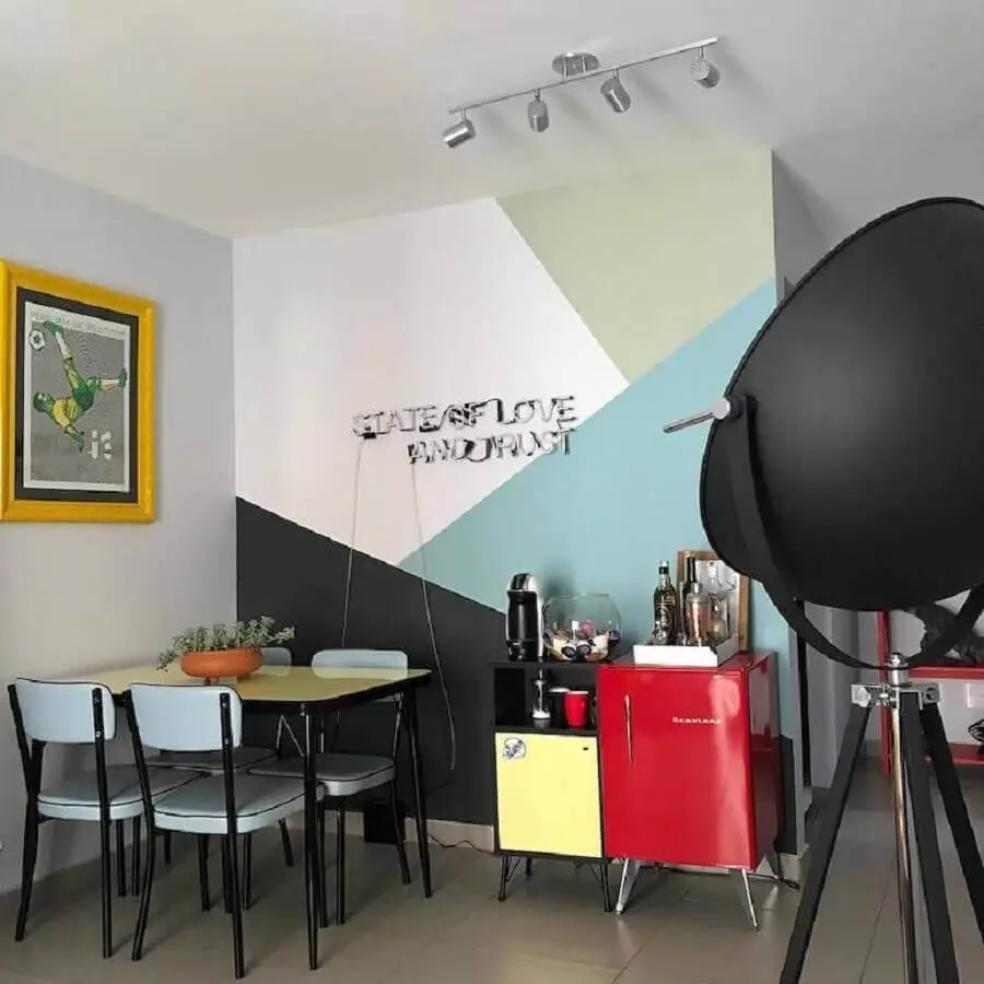 sala de jantar pequena decorada com pintura de parede geométrica azul e cinza Foto Pinterest