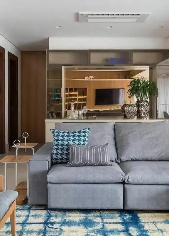 sala moderna decorada com sofá 3 lugares retrátil cinza e tapete azul estampado Foto Pinterest