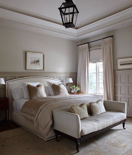 Use o sofá para quarto na ponta da cama para decorar o ambiente