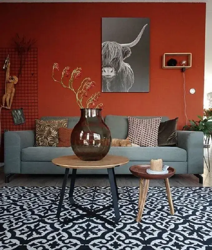 sofá cinza para decoração de sala em tons terrosos Foto Pinterest