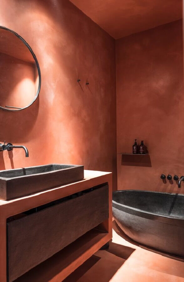 tons terrosos para banheiro decorado com banheira cinza Foto Studio LoHo