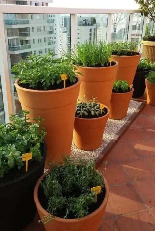 vasos com plaquinhas para montar horta orgânica em varanda de apartamento Foto Revista Artesanato