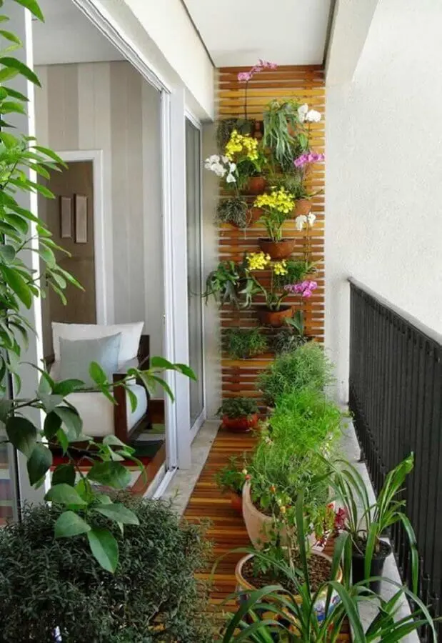 vasos de plantas para varanda pequena com jardim vertical Foto Lolafá