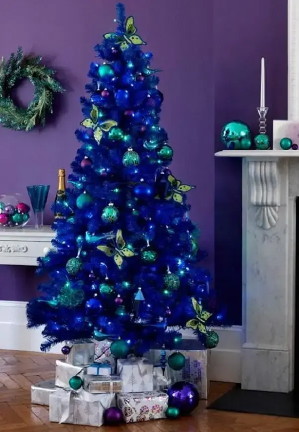 Árvore de natal azul para uma decoração ousada