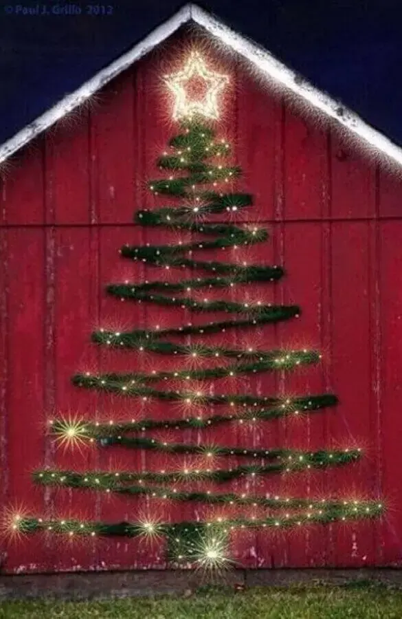 área externa decorada com árvore de festão de Natal Foto Pinterest