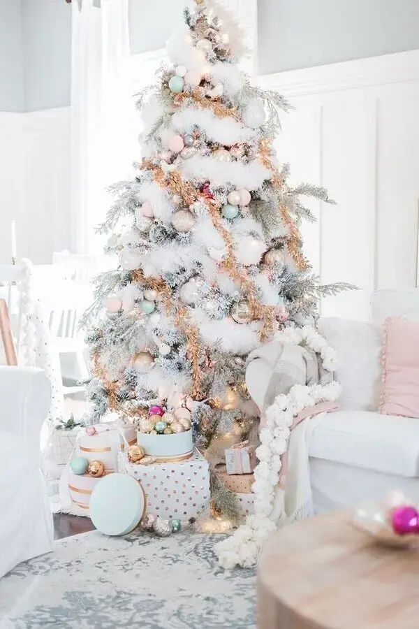 árvore de Natal branca decorada com festão de Natal dourado Foto Home Furniture