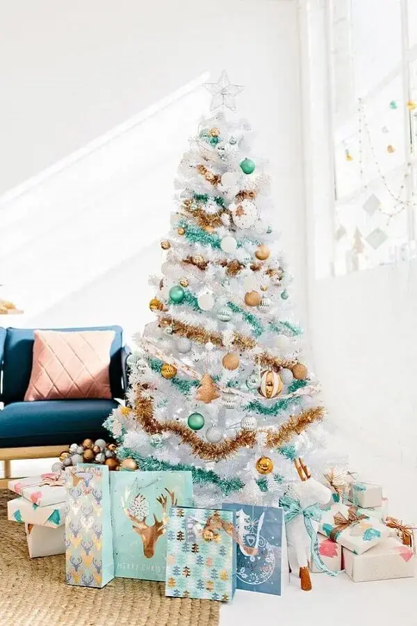 árvore de Natal branca decorada com festão de Natal dourado e azul Foto Pinterest