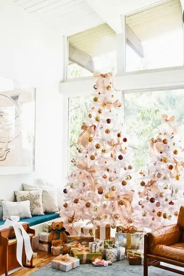 árvore de Natal branca grande decorada com bolas douradas Foto Demask & Dentelle