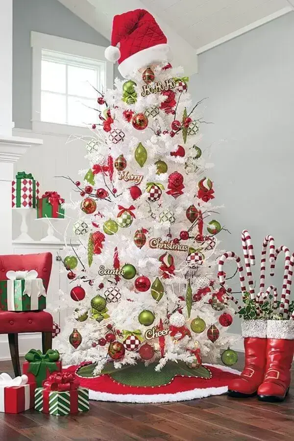 árvore de Natal branca grande decorada com bolas vermelhas e verdes Foto Pinterest