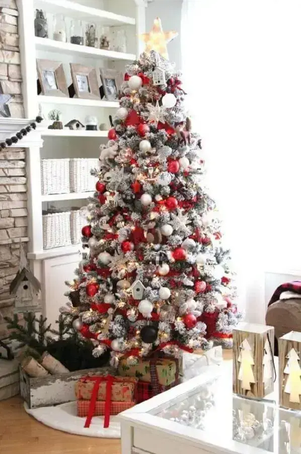 árvore de Natal branca grande e cheia Foto The Decorated House