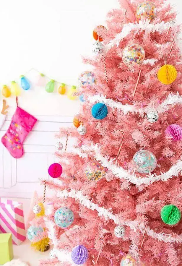árvore de Natal cor de rosa decorada com festão de Natal branco Foto Pinterest