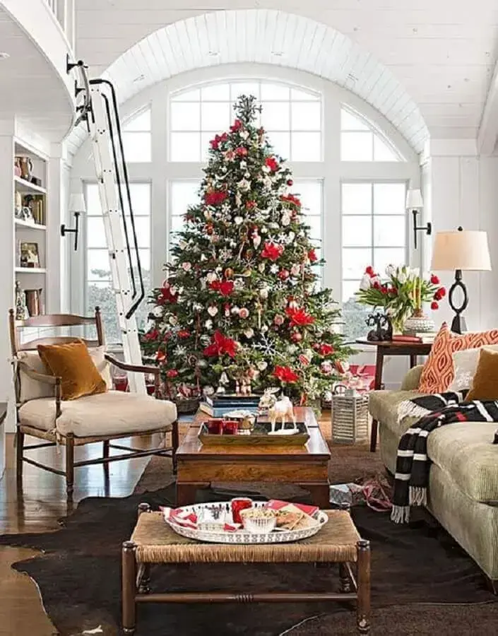 árvore de Natal grande e cheia para decoração de sala planejada ampla Foto One Kindesign