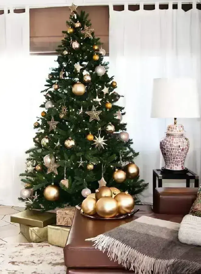 árvore de natal grande decorada com enfeites prata e dourado Foto Guita Moda
