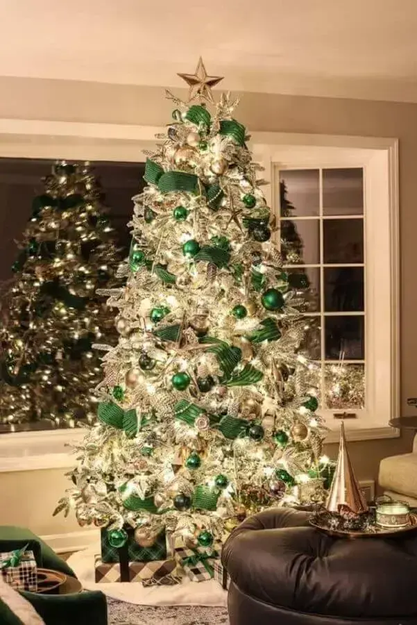 árvore de natal grande decorada com enfeites verdes Foto The Cottage Journal