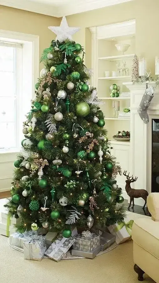 árvore de natal grande decorada com enfeites verdes e prata Foto Pinterest