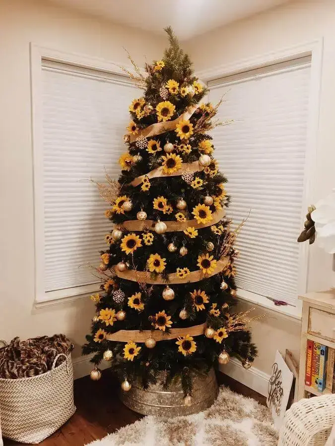 árvore de natal grande decorada com girassol e bolas douradas Foto Pinterest