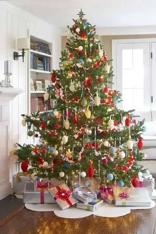 árvore de natal grande decorada com presentes Foto One Kings Lane