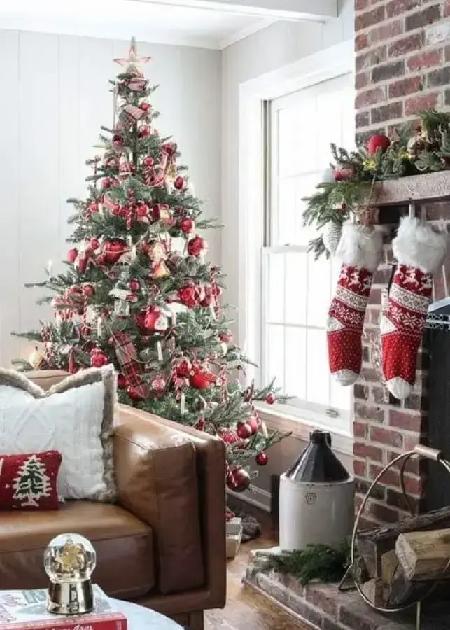 árvore de natal grande decorada para sala de estar com sofá de couro Foto Pinterest