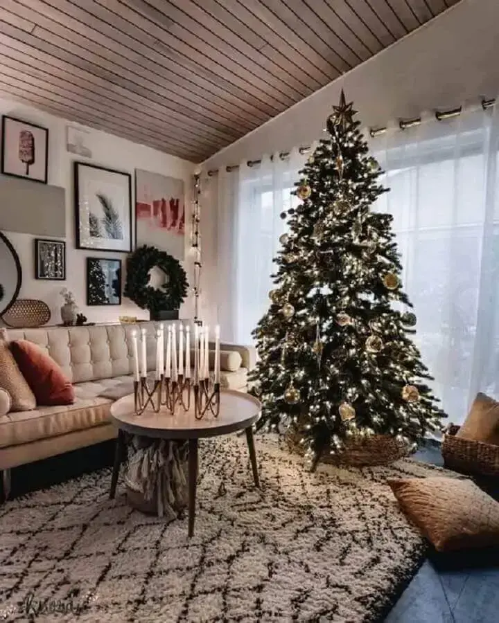 árvore de natal grande para decoração de sala com castiçal candelabro com várias velas Foto Pinterest