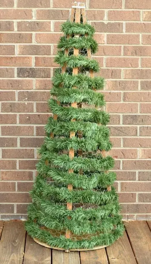 árvore de natal simples feita com festão de natal Foto Pinterest