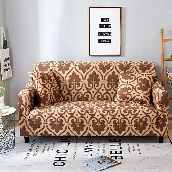 A capa de sofá estampada protege o móvel