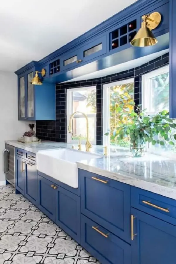 A cozinha azul e preta ganhou luminosidade na presença das janelas guilhotinas