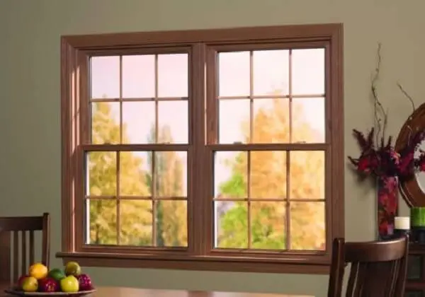 A esquadria de madeira da janela guilhotina combina com diferentes estilos de decoração