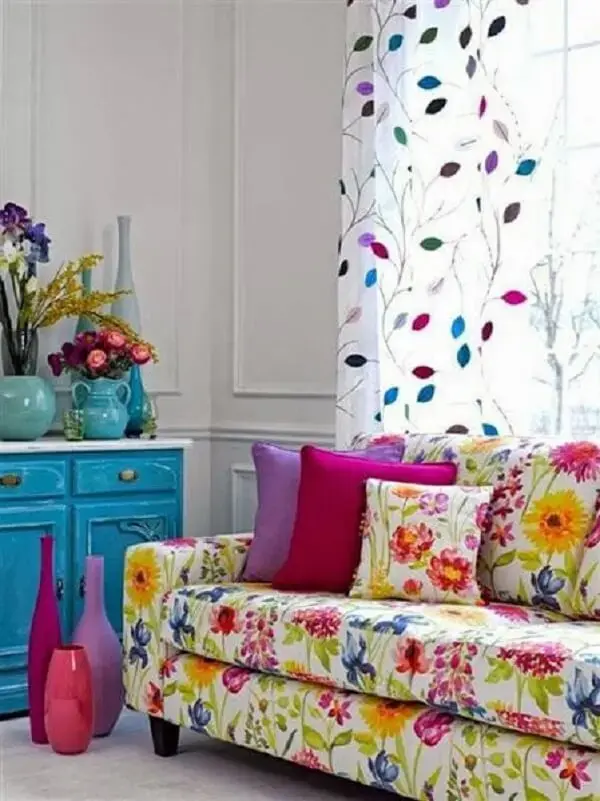 A estampa de sofá combina com a cortina