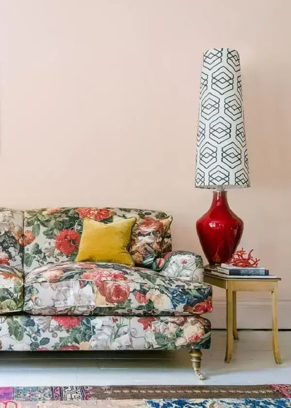 A estampa de sofá floral ficou linda nessa decoração