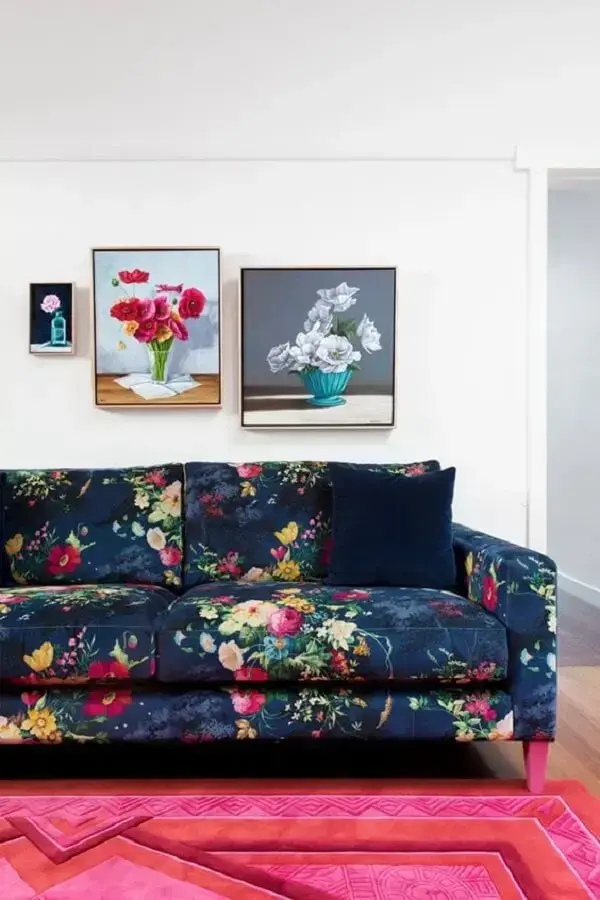 A estampa para sofá com nuances de azul se conecta com o tapete pink da sala