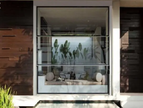 A janela guilhotina alumínio moderniza a fachada da casa