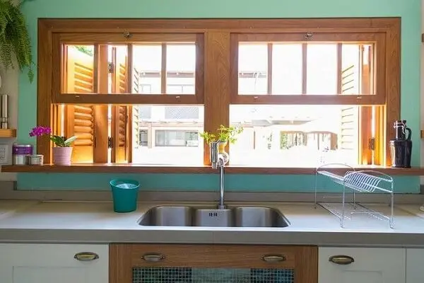 A janela guilhotina proporciona ótima ventilação na cozinha