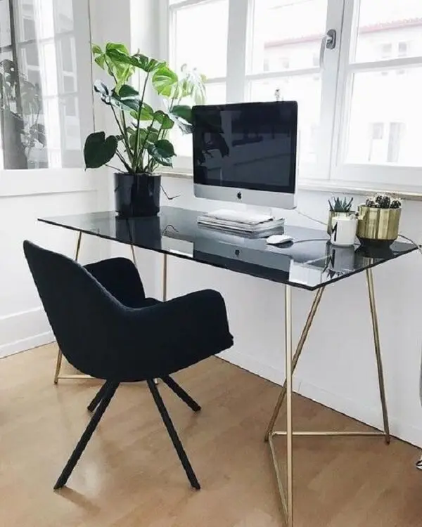 A mesa de vidro para escritório com tonalidade escura traz elegância para o cômodo