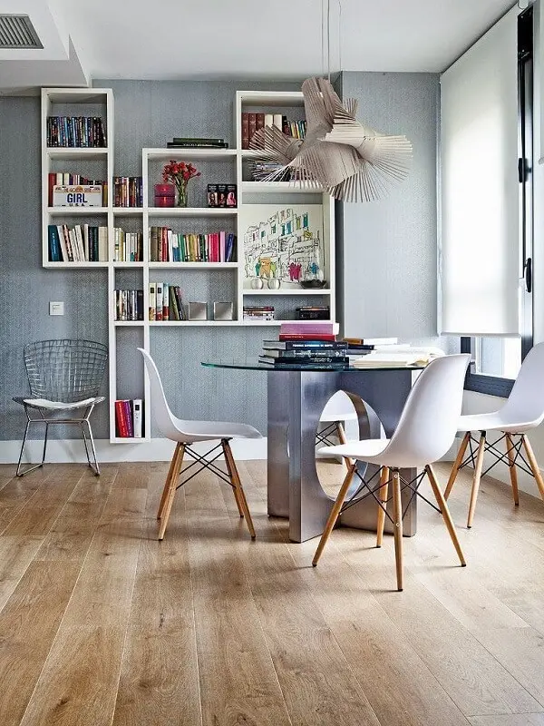 A mesa de vidro para escritório em formato redondo é perfeita para ambientes informais e intimistas