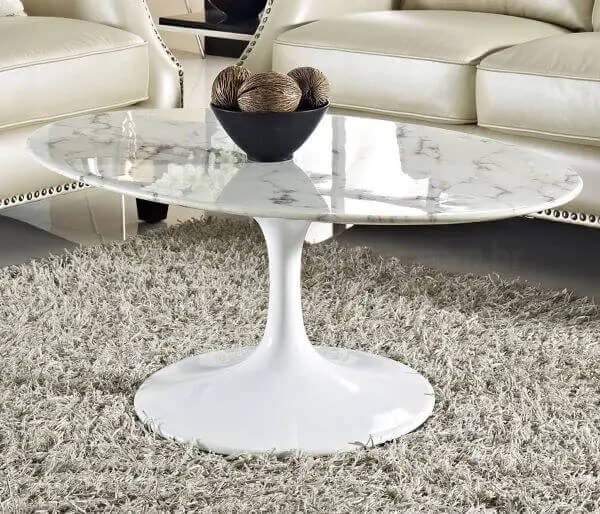 A mesa oval pequena foi usada como mesa de centro. Fonte: Essência Moveis