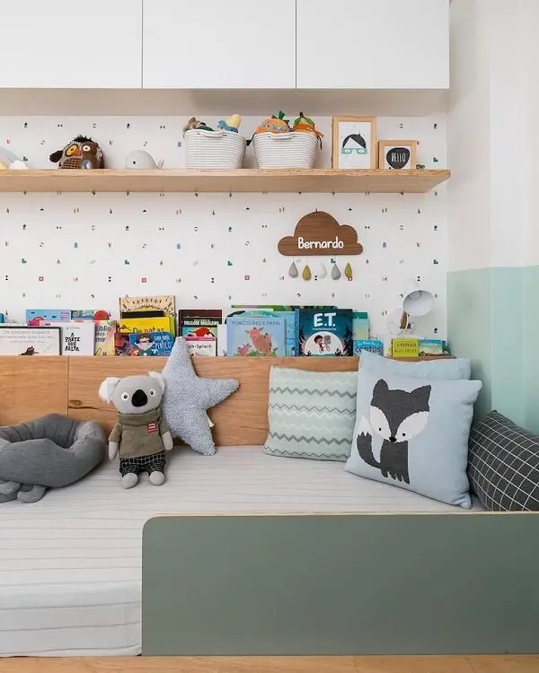 A prateleira de madeira para quarto infantil combina com diferentes estilos de decoração