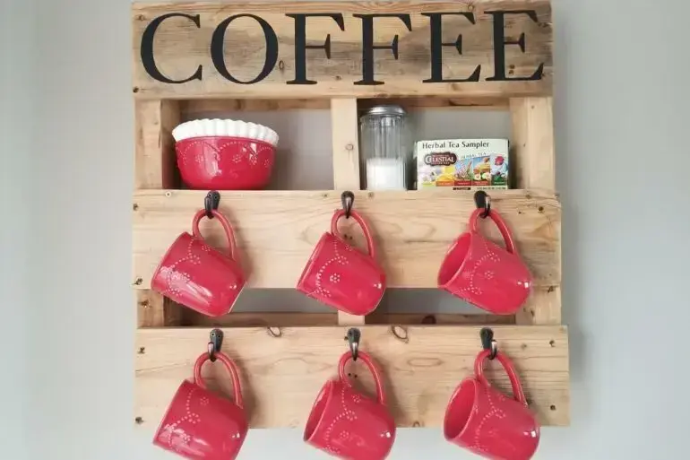 A prateleira de pallet deixa expostas as xícaras de café