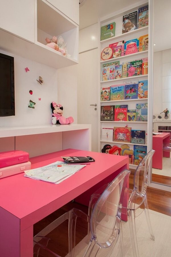 A prateleira para livros quarto infantil gigante incentiva os pequenos a leitura