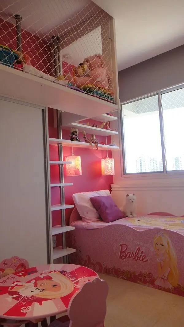 A prateleira para quarto infantil feminino acomoda várias bonecas Barbie
